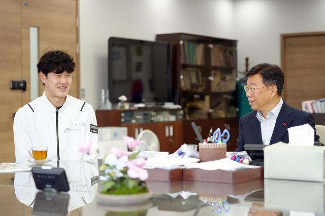 NSP통신-신상진 시장이 자립준비청년 황건열 선수와 성남시청 필드하키팀 입단 축하 차담을 나누고 있다. (사진 = 성남시)