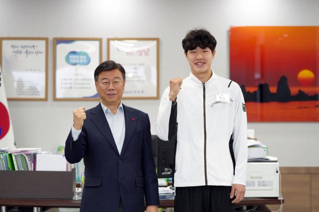 NSP통신-신상진 시장이 성남시청 필드하키팀에 입단한 자립준비청년 황건열 선수와 입단 축하 기념촬영을 하고 있다. (사진 = 성남시)