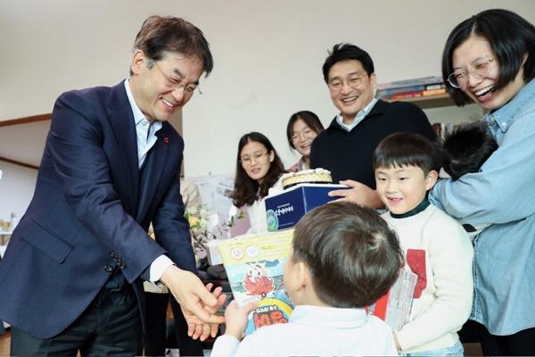 NSP통신-이동환 고양특례시장이 일곱째 자녀 출산 가정에 방문해 축하 인사를 나누고 있다 (사진 = 고양시)