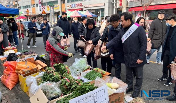 NSP통신-김학홍 경상북도 행정부지사는 22일 설을 맞아 전통시장 활성화를 위해 문경전통시장에서 장보기 행사를 진행하고 문경 시립어린이집을 방문해 어린이들을 위한 간식을 전달했다. (사진 = 경상북도)
