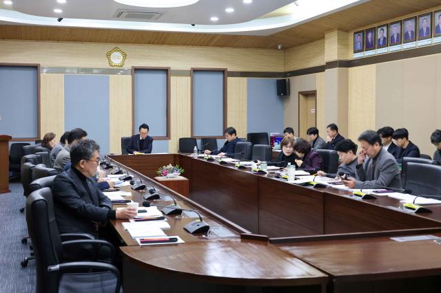 NSP통신-강정구 평택시의장 주재로 시의회 3층 간담회장에서 1월 정기 의원간담회가 열리고 있다. (사진 = 평택시의회)