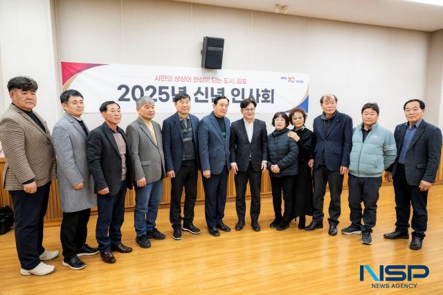 NSP통신-대곶면 신년인사회에 참석한 김병수 김포시장과 단체장들이 회의를 마치고 기념사진 촬영을 하고 있는 모습. (사진 = 조이호 기자)
