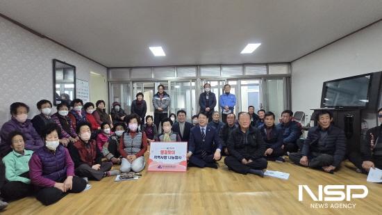 NSP통신-박성현 사장 광양시 하포마을에 방문해 어르신들에게 온누리상품권 전달 (사진 = 여수광양항만공사)