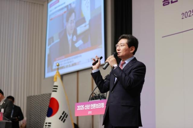 NSP통신-이상일 용인특례시장이 22일 기흥ICT밸리에서 열린 신년 언론브리핑에서 경기남부광역철도 사업에 대한 의견을 밝히고 있다. (사진 = 용인특례시)