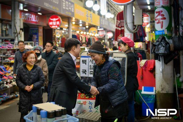 NSP통신-정기명 여수시장이 전통시장을 방문해 명절 성수품 물가 등 민생경제를 살폈다. (사진 = 여수시)