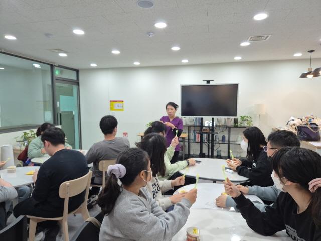 NSP통신-오정종합사회복지관에서 열린 발달장애인 맞춤형 구강건강교육에서 참석자들이 올바른 칫솔법을 배우고 있다. (사진 = 부천시)