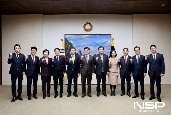 NSP통신-우원식 국회의장과 시·도의회의장협의회 간담회 기념 찰영 (사진 = 전남도의회)