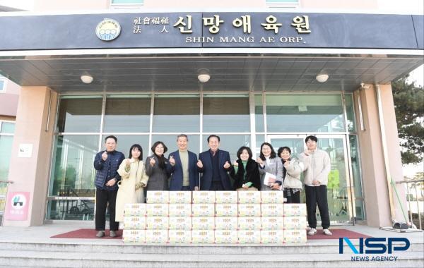 NSP통신-문경시는 설을 앞둔 지난 21일 나눔문화를 확산하고 더불어 사는 사회 분위기를 조성하기 위해 관내 노인시설 22개소, 장애인시설 4개소, 아동시설 1개소 총 27개소의 사회복지시설에 방문해 시설에서 생활하는 분들에게 위문품을 전달하고 종사자들을 격려했다. (사진 = 문경시)