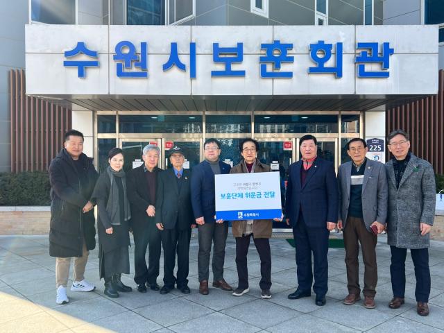 -23일 김현수 수원시 제1부시장왼쪽 다섯번째과 보훈단체 관계자들이 사진촬영을 하고 있다 사진 수원시