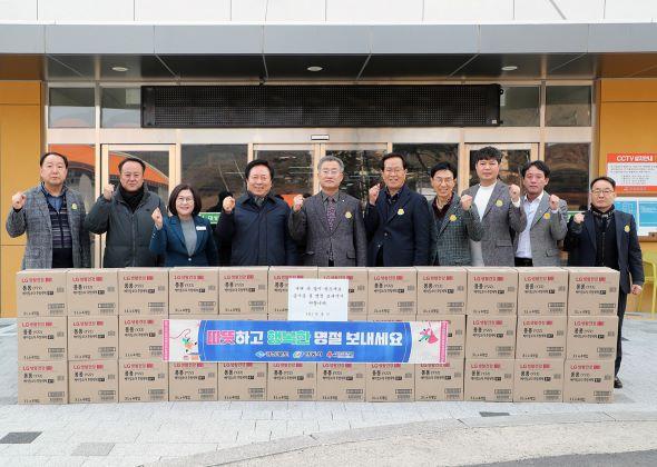 NSP통신-권기창 안동시장 설 명절 앞두고 사회복지시설 위문, 시설 이용자 및 종사자 격려하며 위문품 전달, 권 시장 소외되는 사람 없도록 지속적인 관심과 나눔 실천할 것이라고 전해 (사진 = 안동시)