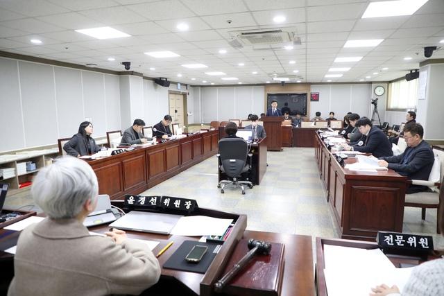 NSP통신-22일 열린 수원도시재단 이사장 임용 후보자 인사청문회 모습. (사진 = 수원시의회)