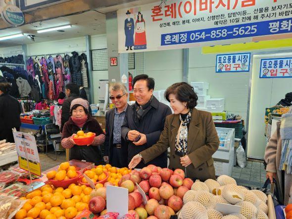 NSP통신-안동시 설맞이 일상적 전통시장 장보기 행사 추진, 4개 전통시장 지역 유관기관 단체 동참해 실시, 물가안정 홍보캠페인도 함께 진행 (사진 = 안동시)