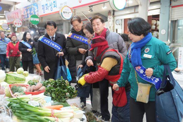 NSP통신-안동시의회 설맞이 전통시장 장보기 행사 진행, 중앙신시장 찾아 제수품 및 지역특산물 구입 (사진 = 안동시의회)