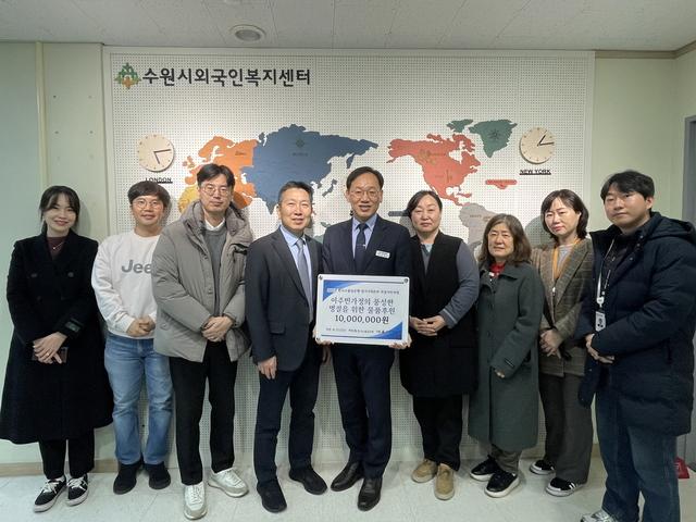 NSP통신-22일 후원물품 전달식 후 관계자들이 기념촬영을 하고 있다. (사진 = 수원시)