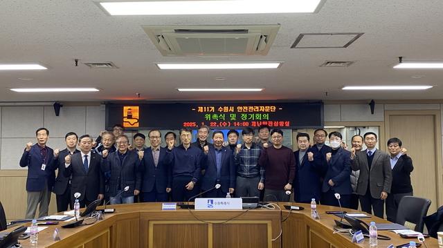 NSP통신-22일 안전관리자문단이 위촉 후 기념촬영을 하는 모습. (사진 = 수원시)