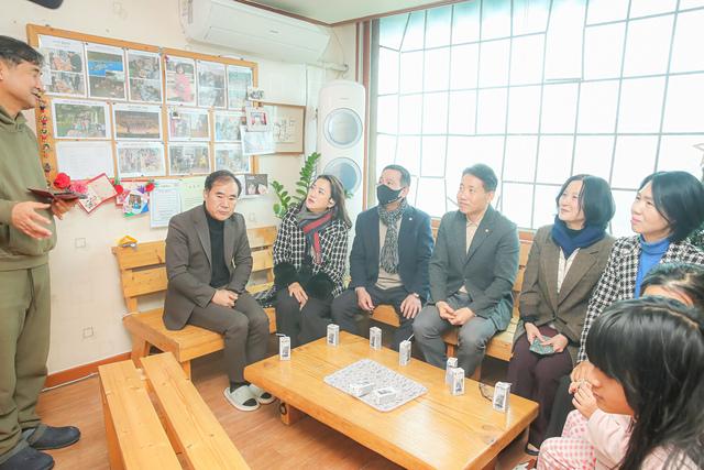 NSP통신-21일 화성시의회 경제환경위원회가 복지시설을 방문해 관계자와 소통하는 모습. (사진 = 화성시의회)