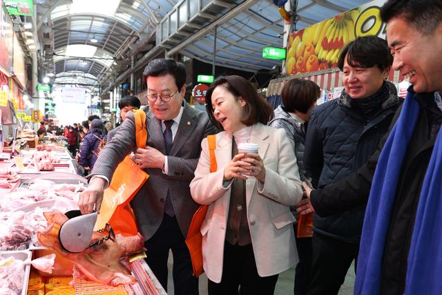 NSP통신-23일 이상복 오산시의회 의장(왼쪽)과 의원들이 오색시장에서 장보기를 하고 있다. (사진 = 오산시의회)