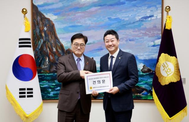 NSP통신-김진경 경기도의회 의장(오른쪽)이 국회에서 진행된 대한민국시도의장협의회와 우 국회의장 간의 오찬 간담회에 참석한 가운데 우원식 국회 의장에게 숙원 과제 해결을 건의하고 있다. (사진 = 경기도의회)