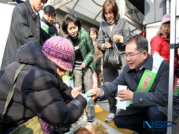 NSP통신-군위군은 다가오는 설 명절을 앞두고 20일 의흥시장을 시작으로 23일 군위전통시장, 24일 우보시장까지 전통시장 장보기 행사를 진행했다. (사진 = 군위군)