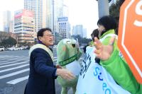 [NSP PHOTO]대구 수성구, 설맞이 교통안전 캠페인 펼쳐
