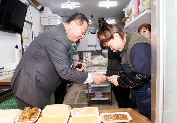 NSP통신-문산 자유시장에서 파주페이로 성수품을 구매하는 김경일 파주시장 (사진 = 파주시)