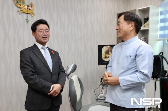 NSP통신-정인화 광양시장 달빛어린이병원으로 지정된 다나소아과 방문 (사진 = 광양시청)