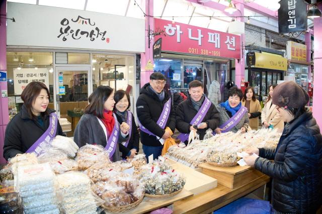 NSP통신-유진선 용인특례시의회 의장 및 의원들이 설 연휴를 앞두고 용인중앙시장을 찾아 설 명절 성수품을 구매하며 상인들과 소통하고 있다. (사진 = 용인특례시의회)