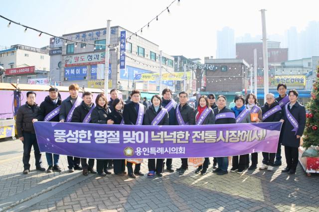 NSP통신-용인중앙시장 설 명절 맞이 방문 기념촬영 모습. (사진 = 용인특례시의회)