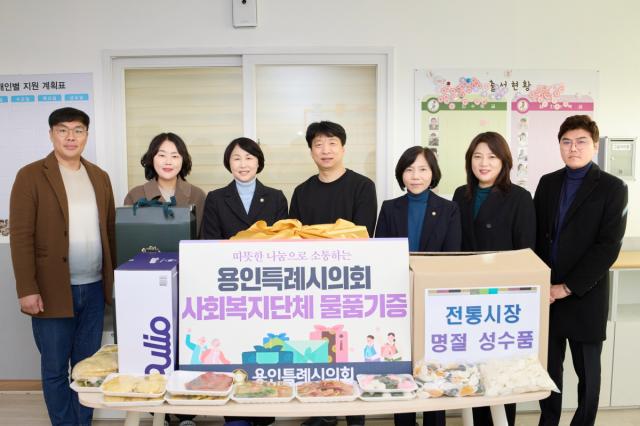NSP통신-사회복지시설 기흥구 향상행복한센터 방문 기념촬영 모습. (사진 = 용인특례시의회)