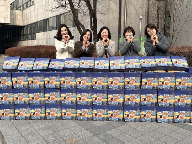 NSP통신-수원시 관계자들이 해피박스 전달에 앞서 사진촬영을 하는 모습. (사진 = 수원시)
