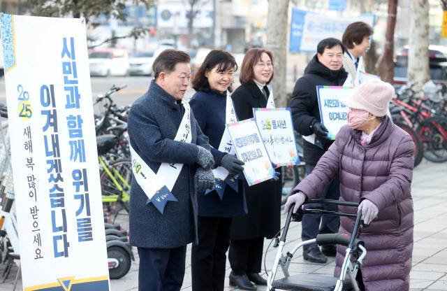 NSP통신-박승원 광명시장(왼쪽 첫번째)이 24일 아침 철산역 2번 출구 앞에서 광명시 출자·출연기관 기관장들과 함께 시민들에게 새해 인사를 건네고 있다. (사진 = 광명시)