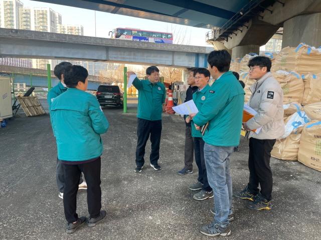 NSP통신-23일 의왕시가 제설전진기지와 자동염수분사장치 등을 방문해 겨울철 재난안전 대비태세를 점검하고 있다. (사진 = 의왕시)