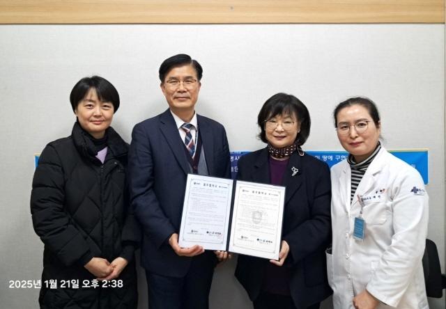 NSP통신-안양대학교와 효산의료재단 지샘병원 업무협약식 기념촬영 모습. (사진 = 안양대학교)