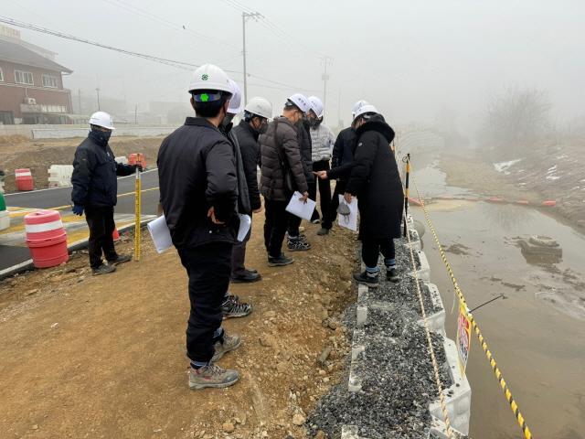 NSP통신-용인특례시 관계자가 관내 도로공사 현장을 방문해 안잔사고 예방관리 실태를 살피고 있다. (사진 = 용인특례시)