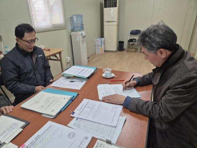 NSP통신-용인특례시 관계자가 관내 대규모 건축 공사 현장을 방문해 임금과 공사대금 체불 여부를 살피고 있다. (사진 = 용인특례시)