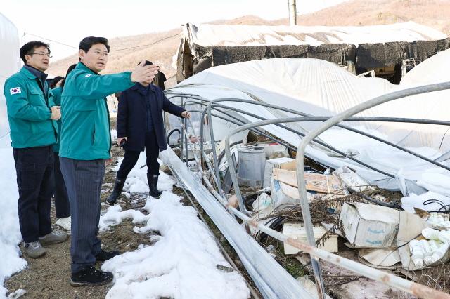 NSP통신-이상일 용인특례시장이 12월 4일 처인구 폭설피해 농장을 방문해 피해상황을 살피고 대책을 논의하고 있다. (사진 = 용인특례시)