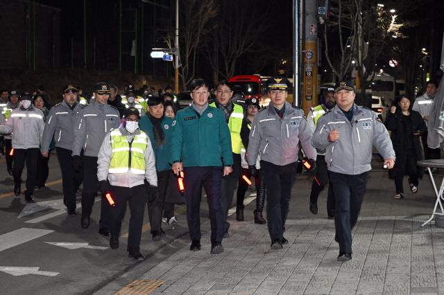 NSP통신-23일 오후 8시 이민근 안산시장을 비롯한 민·관·경 관계자들이 원곡동 다문화특구와 선부동 땟골마을 등 외국인 밀집 지역을 중심으로 합동순찰을 진행했다. (사진 = 안산시)