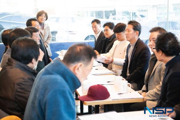 NSP통신-구미시는 24일 대경선 개통에 따른 구미역·문화로 일대의 유동인구 증가와 관광객 유치를 위해 문화로 자율상권조합 및 구미새마을중앙시장 상인연합회와 간담회를 개최했다. (사진 = 구미시)