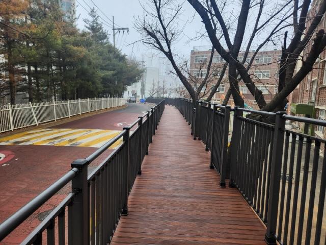 NSP통신-양진초등학교 통학로에 데크 보도가 설치된 모습. (사진 = 안성시)