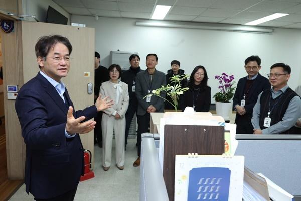 NSP통신-이동환 고양시장 시청 부서 격려 방문 모습 (사진 = 고양시)