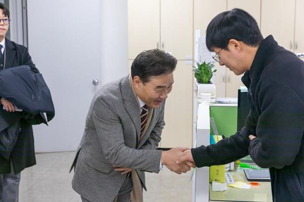 NSP통신-김운남 고양시의회 의장(좌) (사진 = 고양시의회)