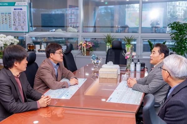 NSP통신-김운남 고양시의회 의장(우)의 산하기관 격려 방문 모습 (사진 = 고양시의회)