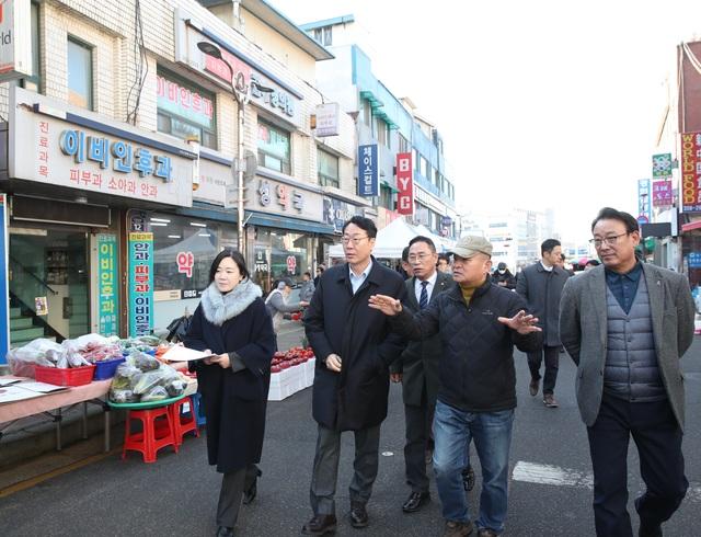 NSP통신-24일 정명근 화성시장(왼쪽 두번째)이 조암시장에서 상인에게 시장현황을 청취하고 있다. (사진 = 화성시)