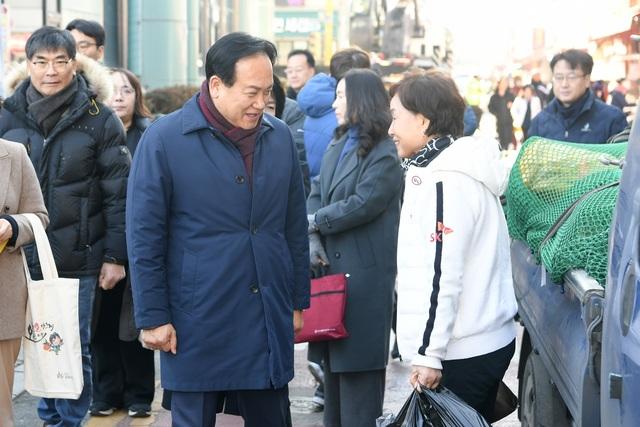 NSP통신-24일 이권재 오산시장(왼쪽)이 시민과 인사를 하고 있다. (사진 = 오산시)