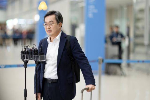 NSP통신-스위스 다보스포럼에 참가했던 김동연 경기도지사가 24일 오후 귀국해 기자들과 브리핑을 하고 있다. (사진 = 경기도)