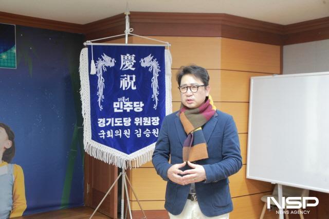 NSP통신-24일 오후 수원시 장안구 송죽동 주민자치센터에서 열린 송죽동 만석상인회와 솔대상인회가 수원시 골목형 상점가로 지정돼 성과공유 및 설명회를 개최했다. 사진은 현경환 수원시의원의 축사 모습. (사진 = 김종식 기자)