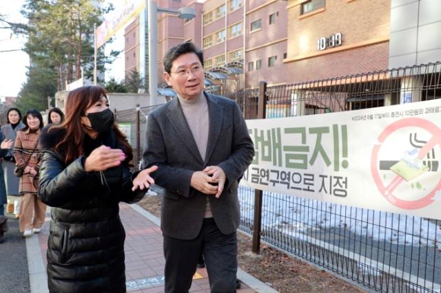 NSP통신-이상일 용인특례시장이 지난해 12월 18일 한빛초등학교를 방문해 학부모들과 교육환경 개선에 대한 의견을 나누고 있는 모습. (사진 = 용인특례시)