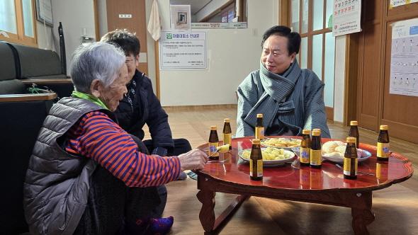 NSP통신-권기창안동시장은 30일 관내 장수 어르신 세 분을 찾아 인사를 드리며 시민의 요구를 경청하고 어려움에 공감했다. (사진 = 안동시)