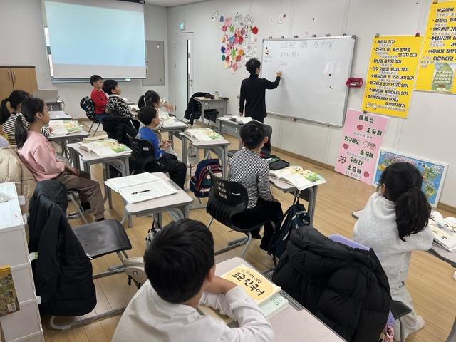 NSP통신-경기한국어랭기지스쿨 한국어 교육 모습. (사진 = 경기도교육청)