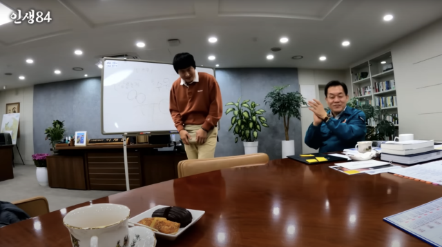 NSP통신-기안84의 유튜브채널 인생84에 출연한 이재준 수원시장(오른쪽)이 박수를 치고 있다. (사진 = 수원시)